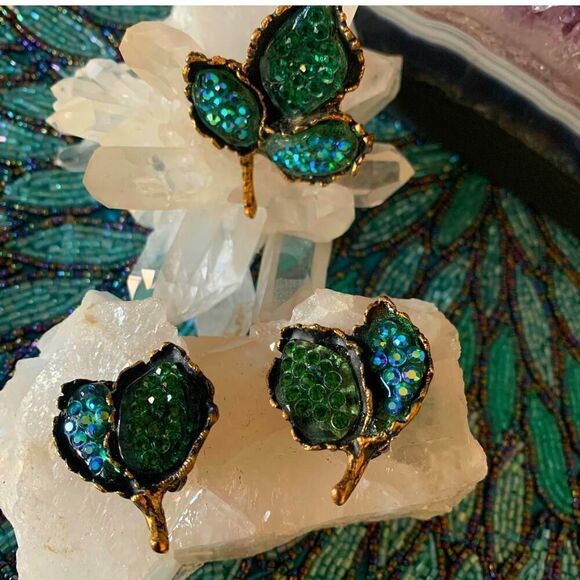 Gorgeous Green/Blue Crystal Brooch/Earrings SET, in Gold, Unmarked - Picture 6 of 6